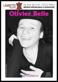 una foto in bianco e nero di un uomo che indossa un cappello.