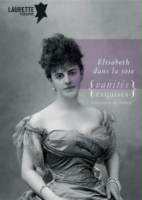 una foto in bianco e nero di una donna che indossa un abito viola