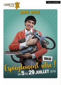 un uomo con una giacca rossa tiene in mano una moto e dei libri.