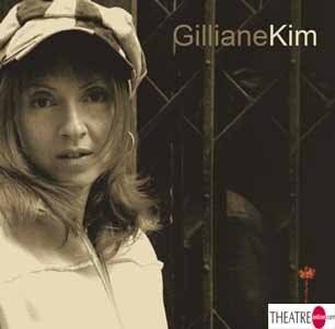 una donna che indossa un cappello si trova davanti a un recinto.