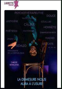 un uomo fa una verticale su una sedia.