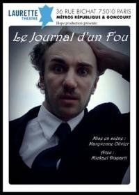 un uomo in giacca e cravatta gli tiene la testa.