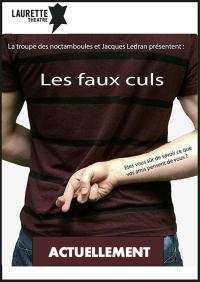 un uomo con una camicia a righe incrocia le dita dietro la schiena.