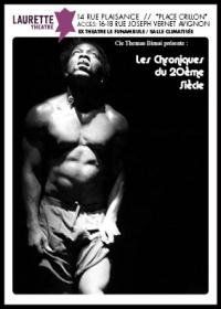 un uomo a torso nudo si inginocchia in una foto in bianco e nero.