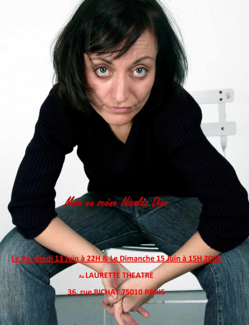 una donna con un maglione nero si siede su una sedia