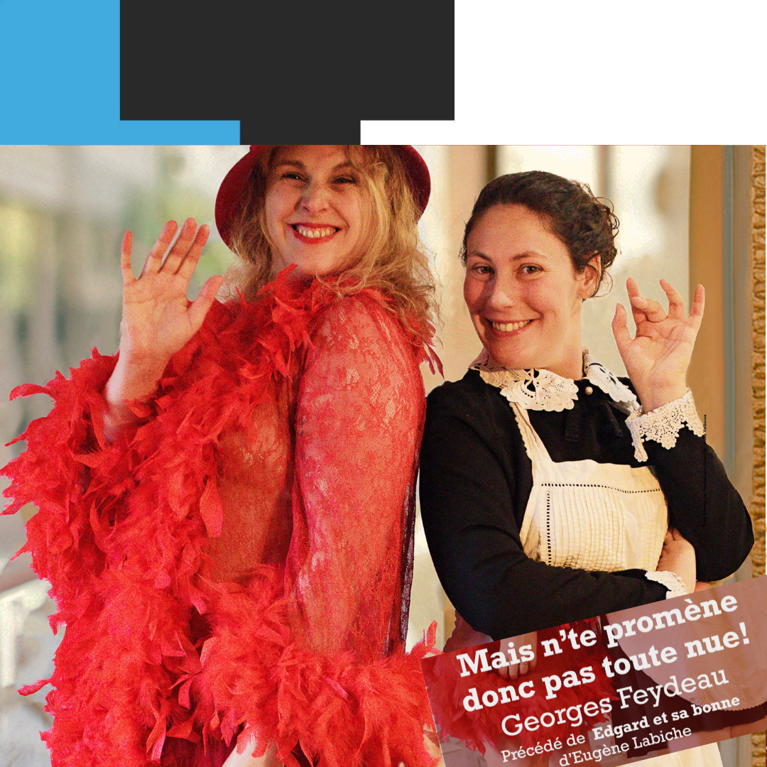 Twee vrouwen in kostuum poseren, de ene met een rode boa, de andere in een dienstmeisjesoutfit; tekst: 