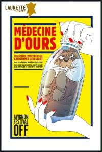 una donna tiene in mano una bottiglia con un orso dentro.