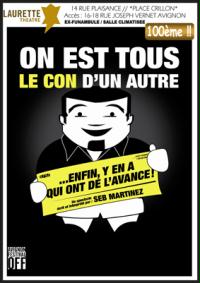 un uomo tiene in mano un cartello che dice che siamo tutti idioti di qualcun altro.