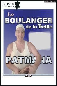 un uomo vestito con una canottiera bianca si trova di fronte a uno sfondo blu.