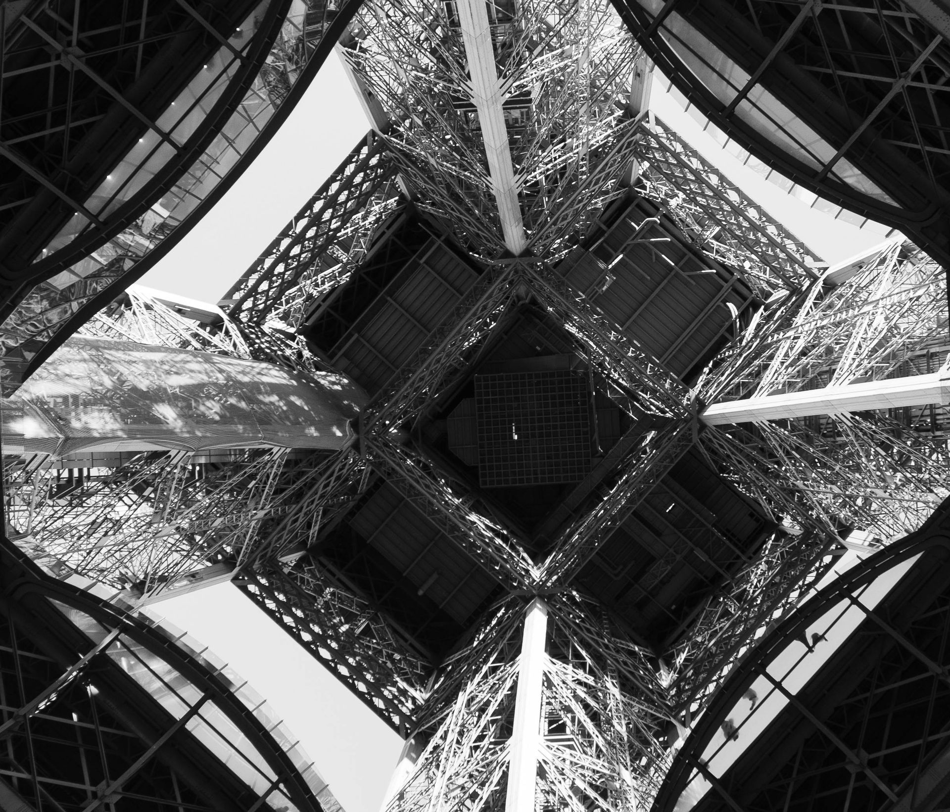 Als je vanaf de voet van de Eiffeltoren omhoog kijkt, zie je de prachtige smeedijzeren structuur die de lucht omlijst.