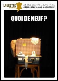 una valigia è posizionata su uno sgabello di legno.