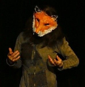 Une personne avec un masque de renard sur la tête.