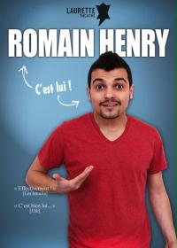 un uomo con una camicia rossa si trova di fronte a uno sfondo blu.