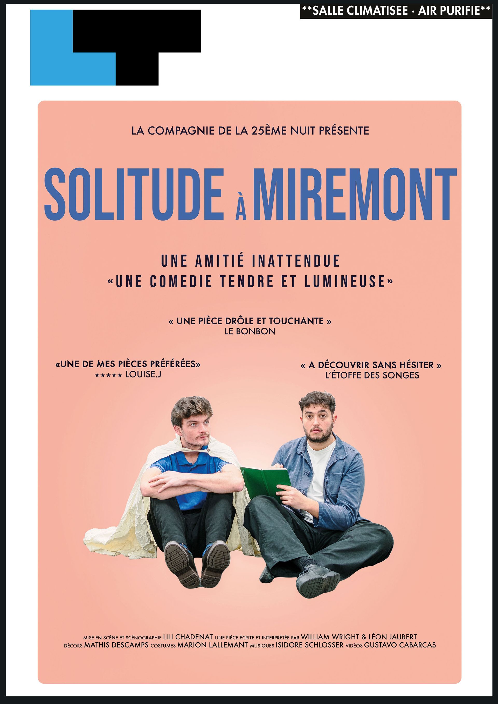 Affiche de théâtre pour « Solitude à Miremont » montrant deux personnes assises ensemble sur un fond rose, l'une lisant un livre.