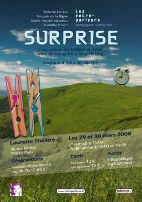 un poster per uno spettacolo teatrale intitolato Sorpresa con mollette e una sveglia su una collina erbosa.