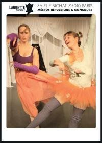 due donne ballano insieme in uno studio di danza.