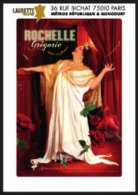 una donna vestita di bianco si inginocchia davanti a una tenda rossa.