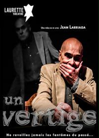 un uomo in giacca e cravatta si copre la bocca con la mano.