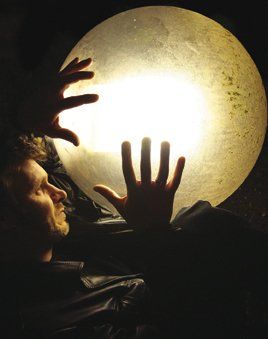 la mano di un uomo si protende verso una luce