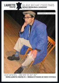 un uomo con un cappotto blu è seduto su una sedia