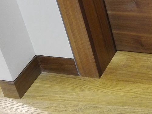 battiscopa in marrone chiaro