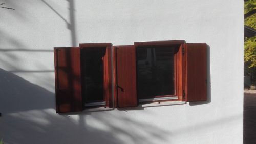 due finestre in legno
