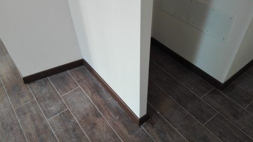 battiscopa in marrone scuro