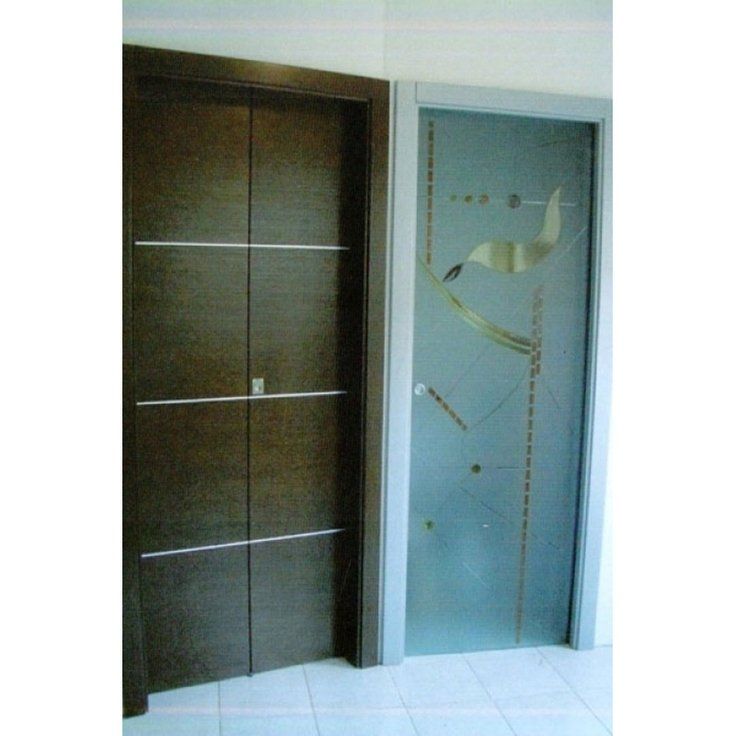 porta in legno marrone scuro e porta a vetri