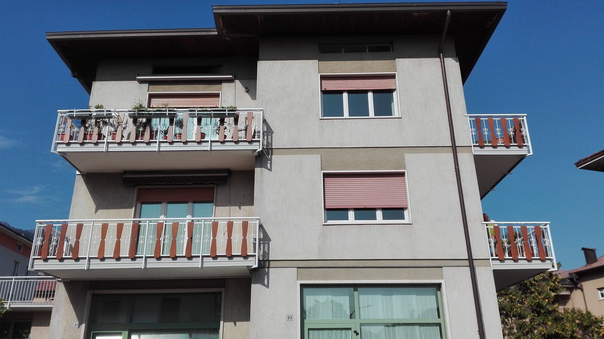 edificio grigio con ringhiere