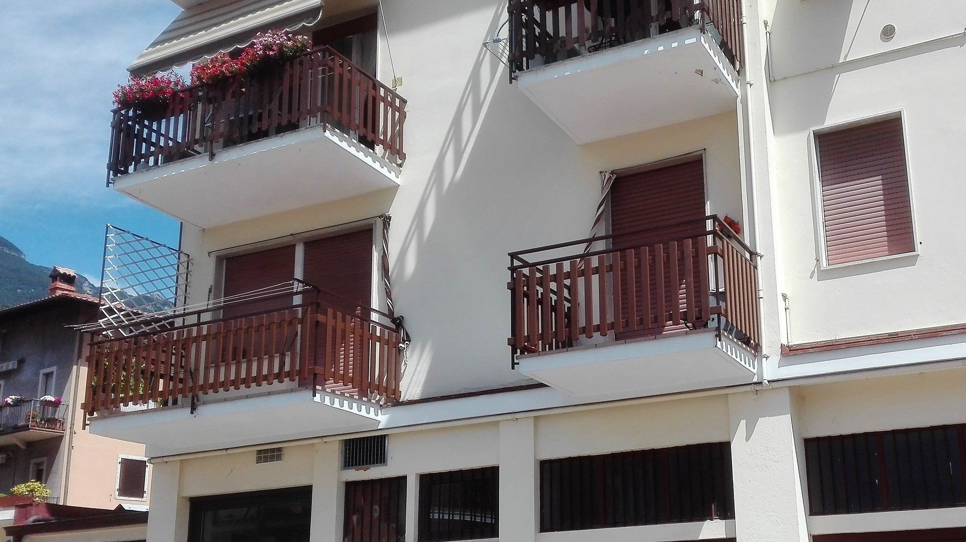 edificio bianco con balconi in legno