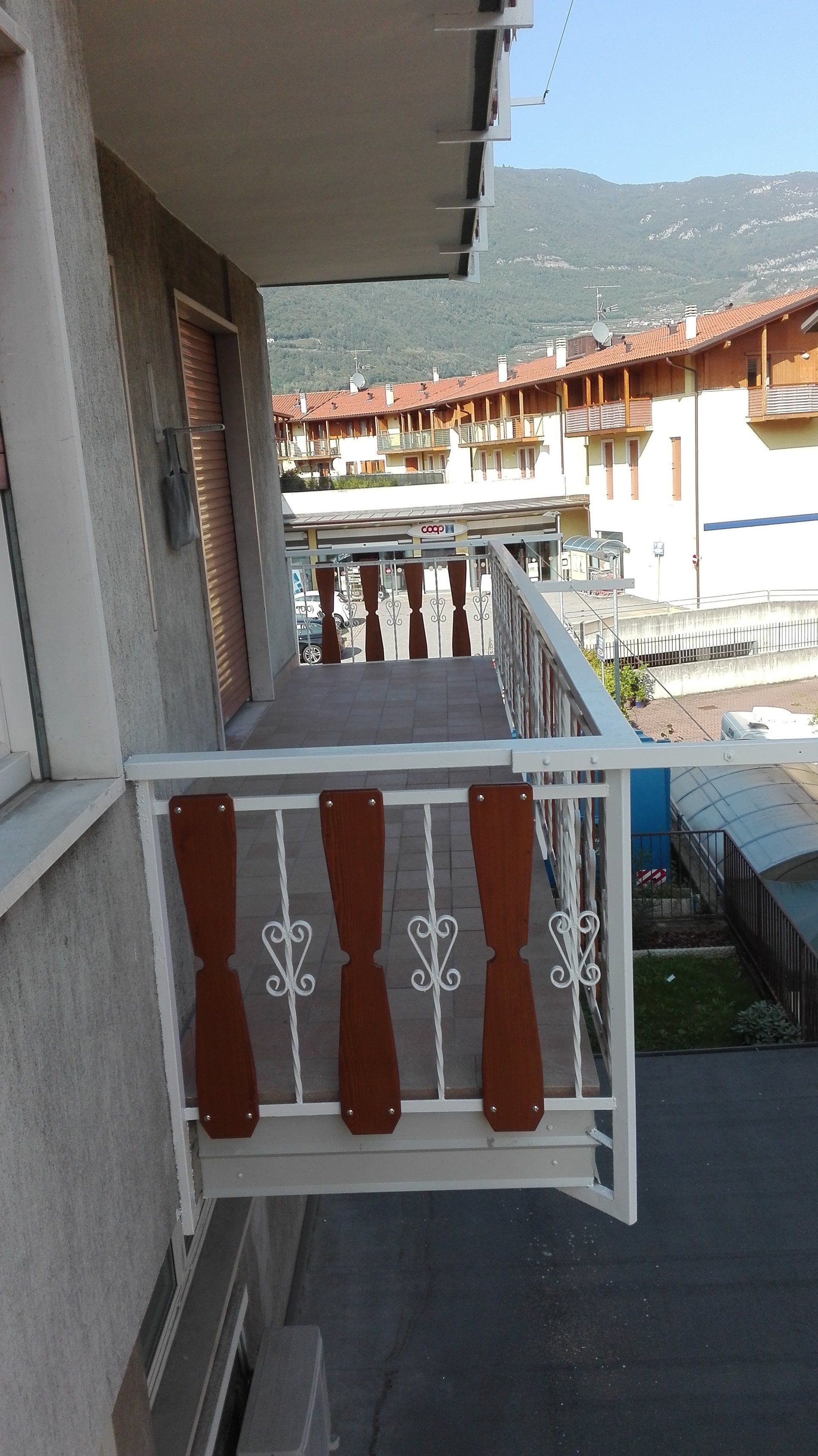 ringhiera bianca e in legno