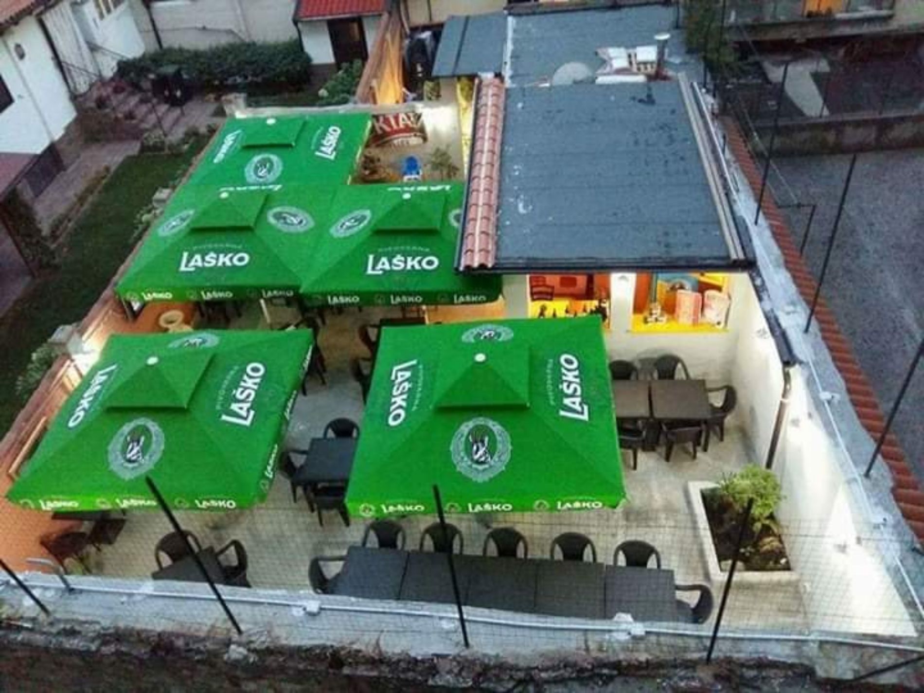 dehors del ristorante di cucina tipica napoletana