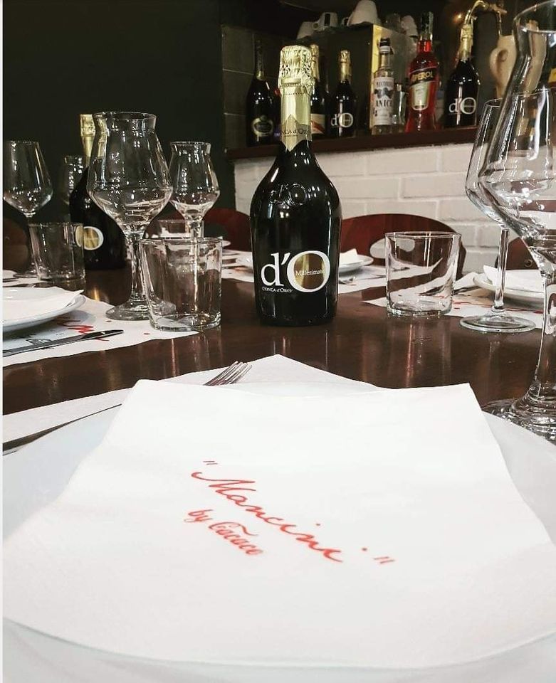 tavolo del ristorante e pizzeria napoletana