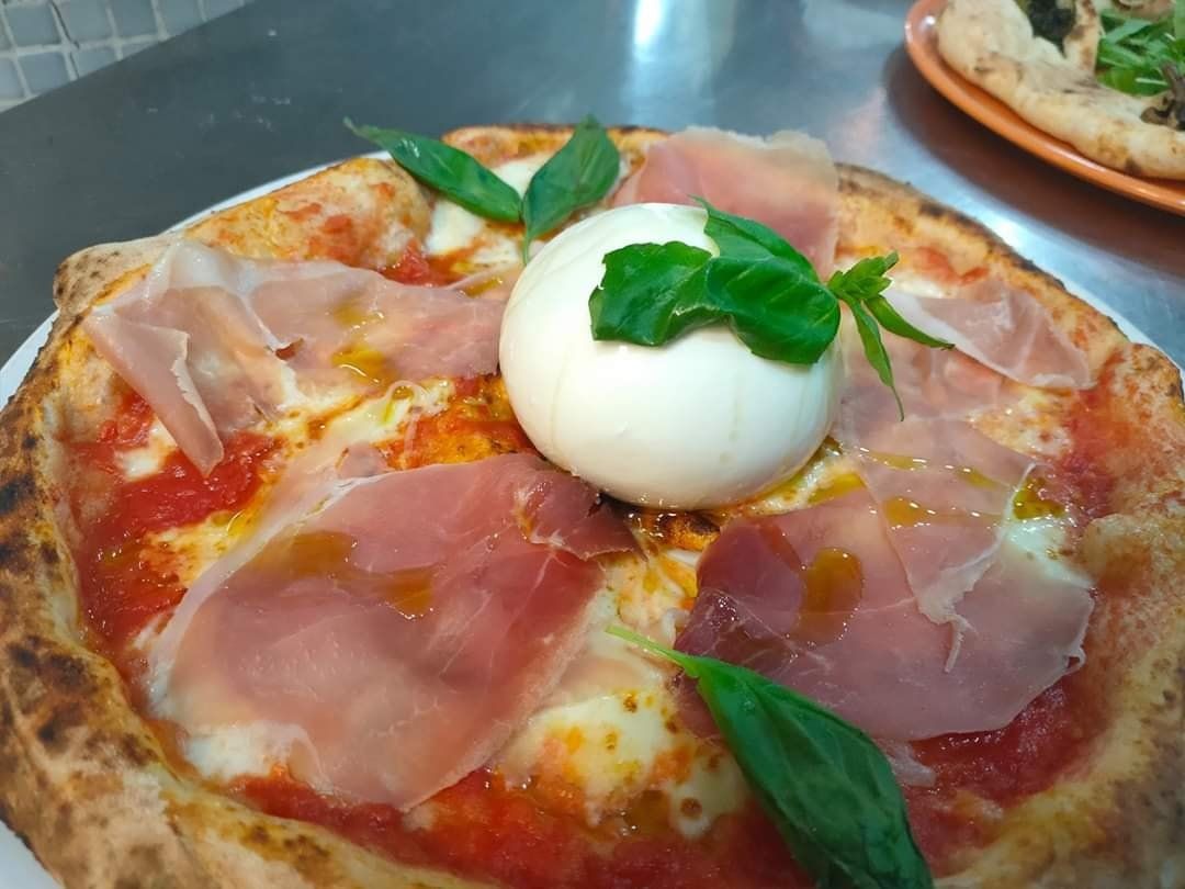 pizza con prosciutto e mozzarella