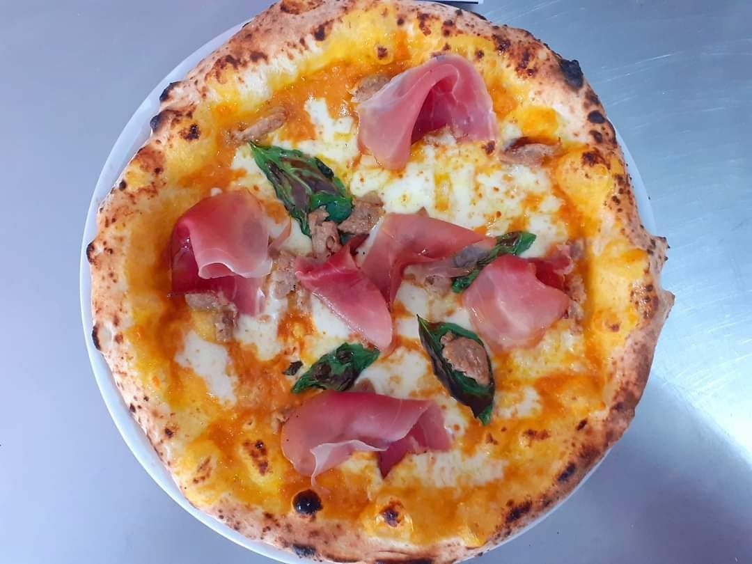 pizza bianca al piatto