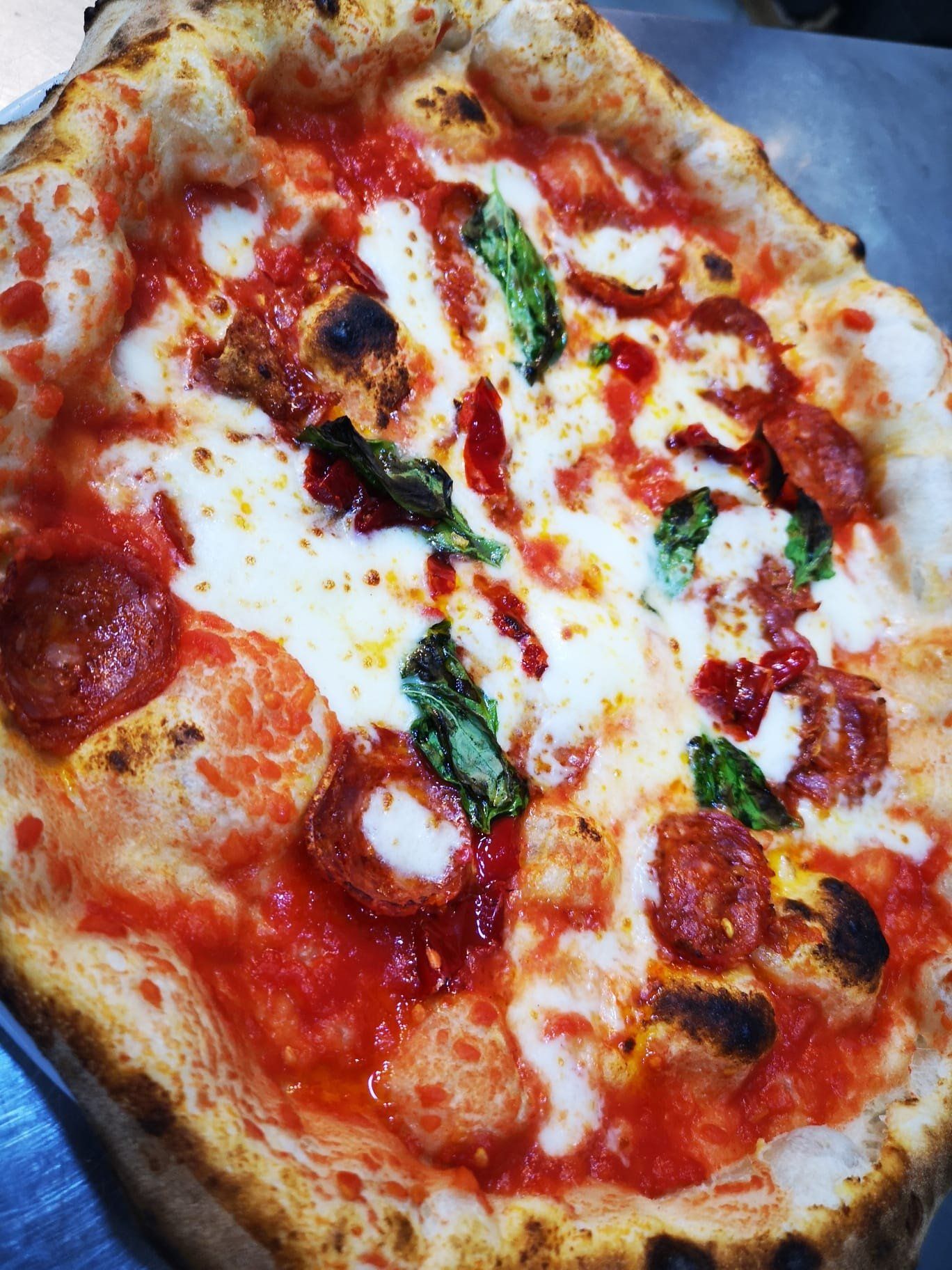 pizza classica napoletana cotta a legna