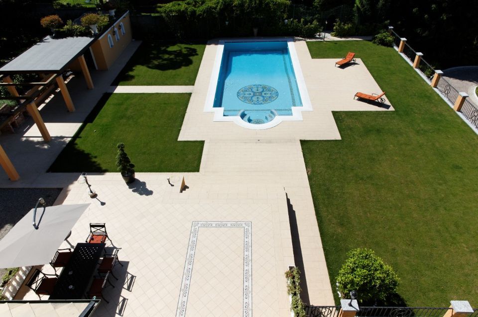 piscina privata in giardino