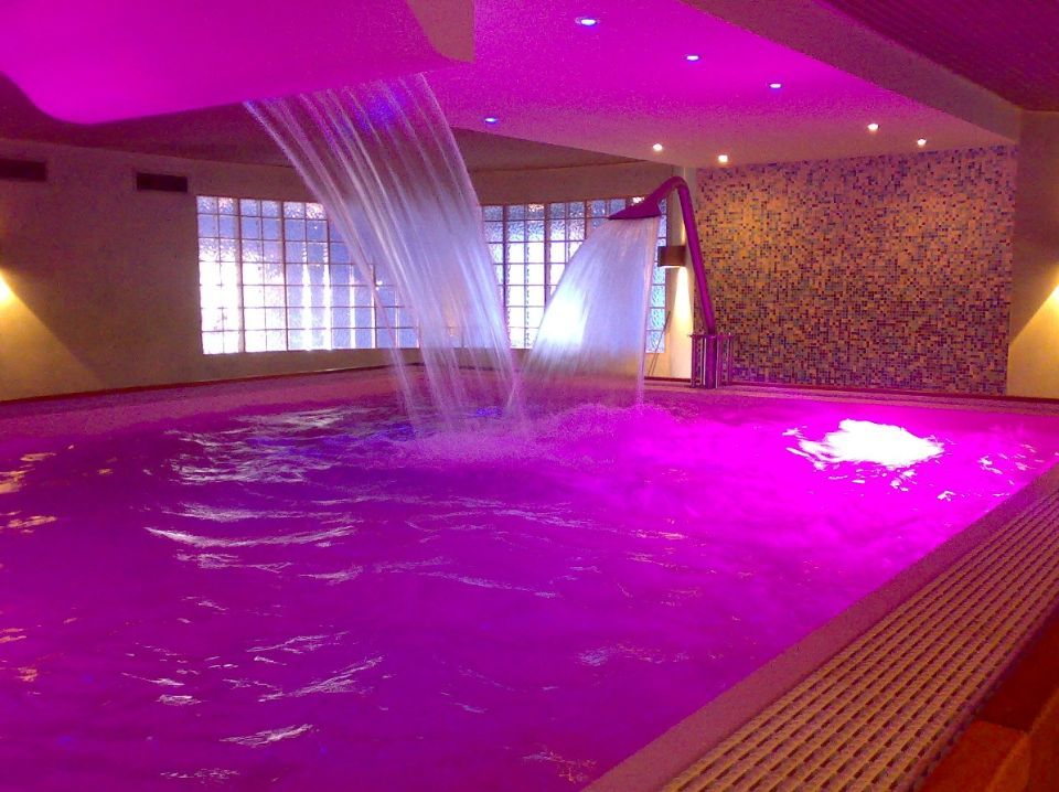 area relax con piscina per cromoterapia