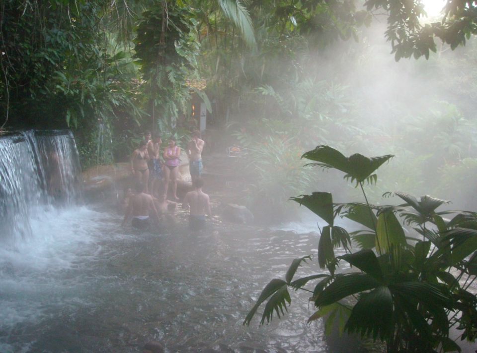 area relax con piscina e cascata artificiale