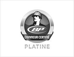 Un logo noir et blanc représentant un homme portant un casque.