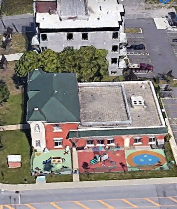 Une vue aérienne d’un bâtiment avec un toit vert