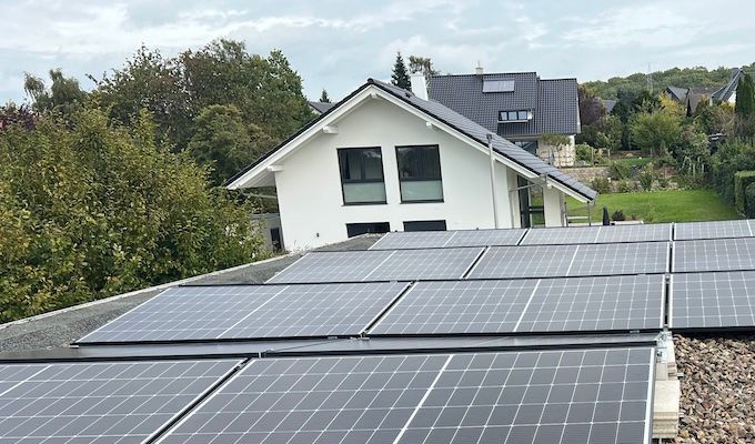 Planung einer Photovoltaik-Anlage
Photovoltaik-Generatorleistung: 12,92 kWp Anlagennutzungsgrad (PR): 87,61 % 
Installationszeit: 6 Stunden
Vermiedene CO2-Emissionen: 5.155 kg/Jahr Autarkiegrad: 54,5 %