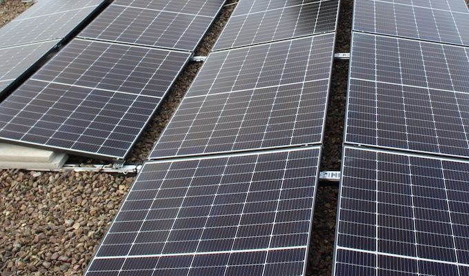 12-kWp-Photovoltaik-Anlage-greeneps
Planung einer Photovoltaik-Anlage
Photovoltaik-Generatorleistung: 12,92 kWp Anlagennutzungsgrad (PR): 87,61 % 
Installationszeit: 6 Stunden
Vermiedene CO2-Emissionen: 5.155 kg/Jahr Autarkiegrad: 54,5 %