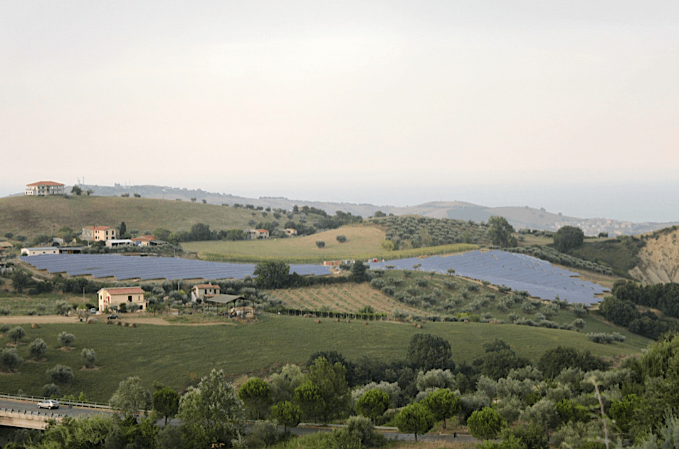 Mitwirkung bei der Planung eines Solarparks mit einer jährlichen Energieproduktion von 2 650 MWh in Teramo, Italien.