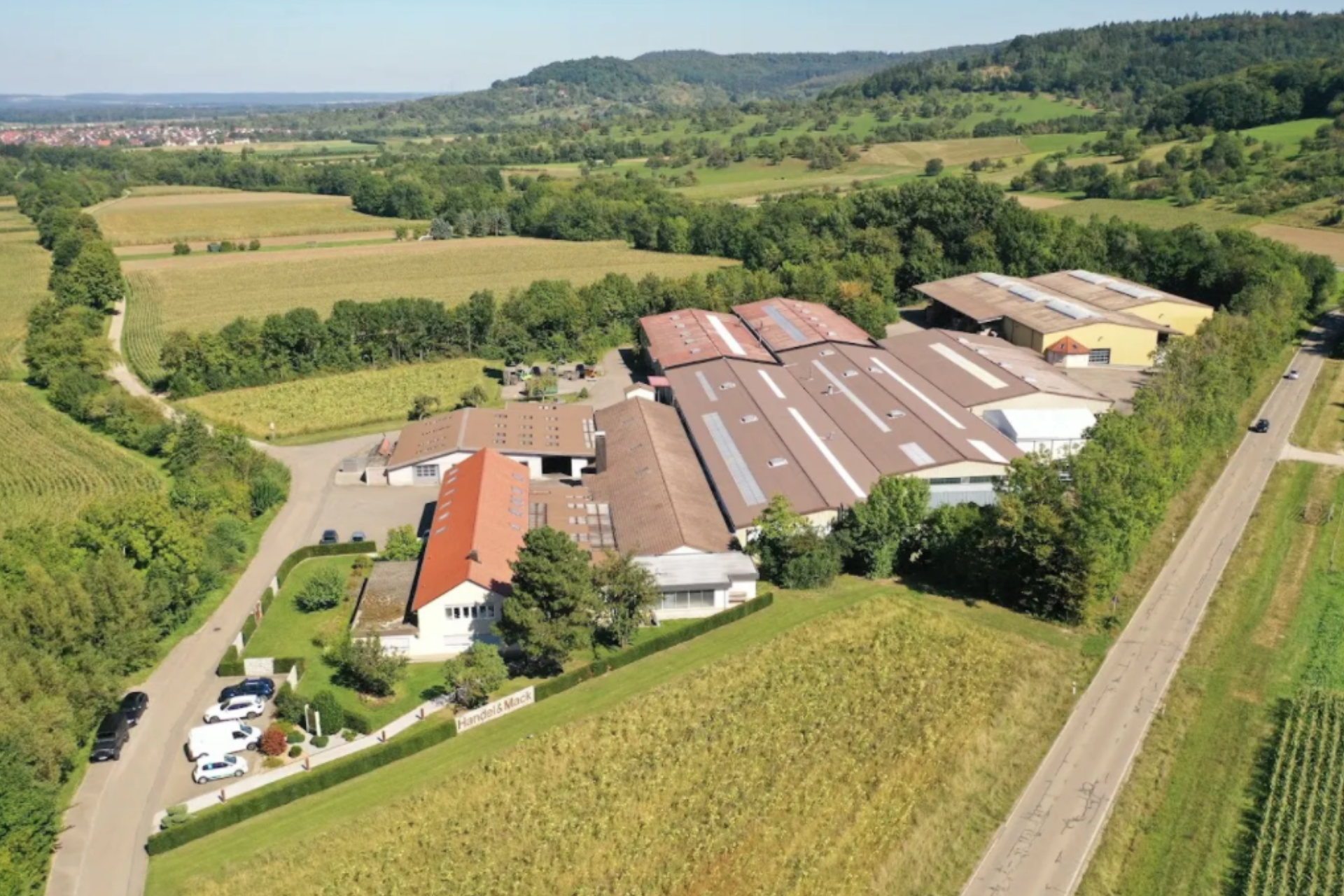Planung und Konzeption eines Photovoltaik-Projektes für Handel & Mack GmbH & Co. KG, ein Unternehmen in Weilheim an der Teck, das sich auf hochwertige Dachsysteme und individuelle Sonderbleche spezialisiert hat.