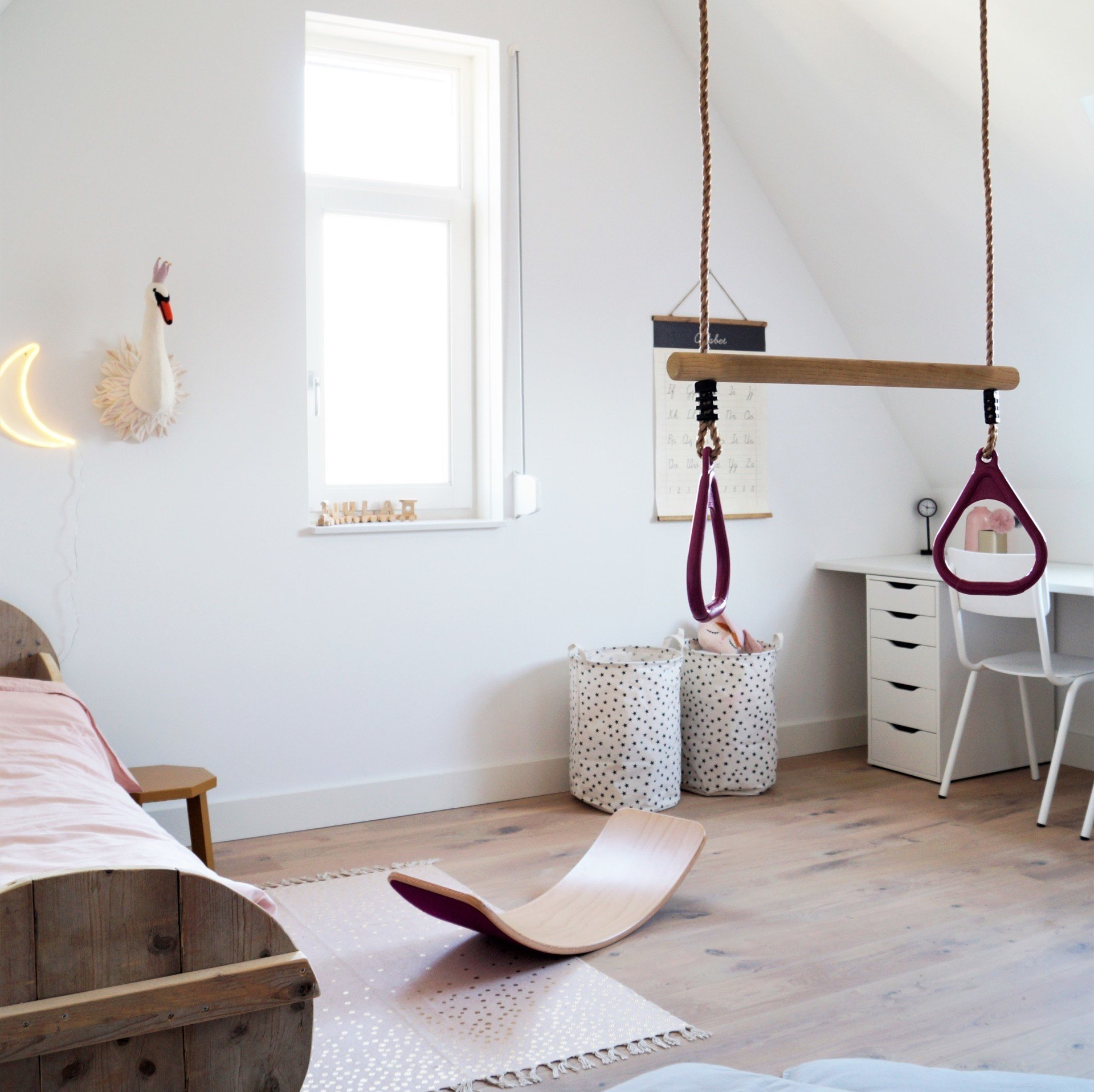 Kinderslaapkamer waar je ook kunt spelen.