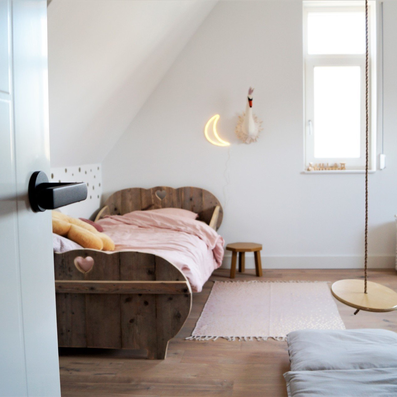 Binnenkijken in een gezellig kinderslaapkamer.