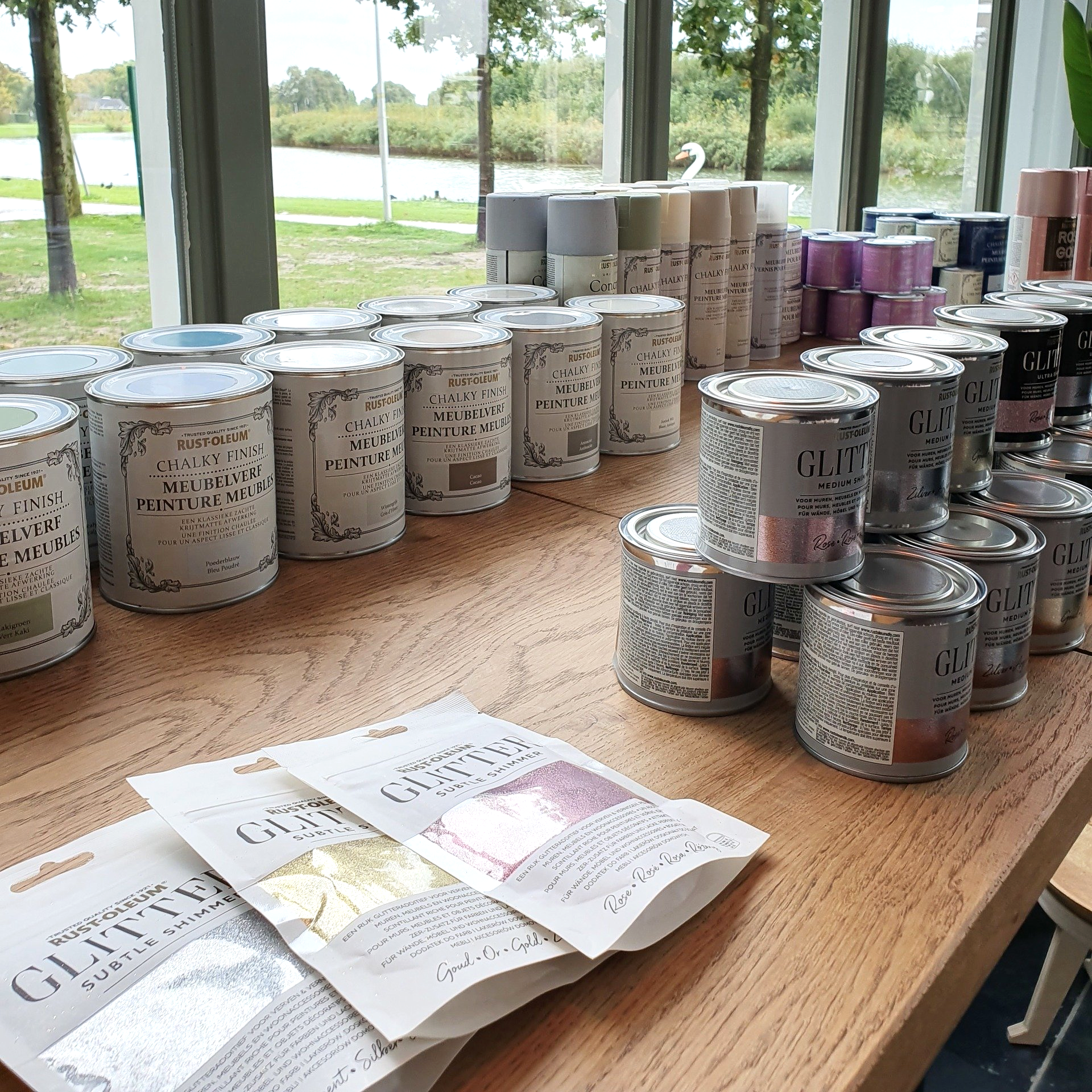 De mooie Chalky Finisch verfcollectie van Rust-Oleum stond al klaar.