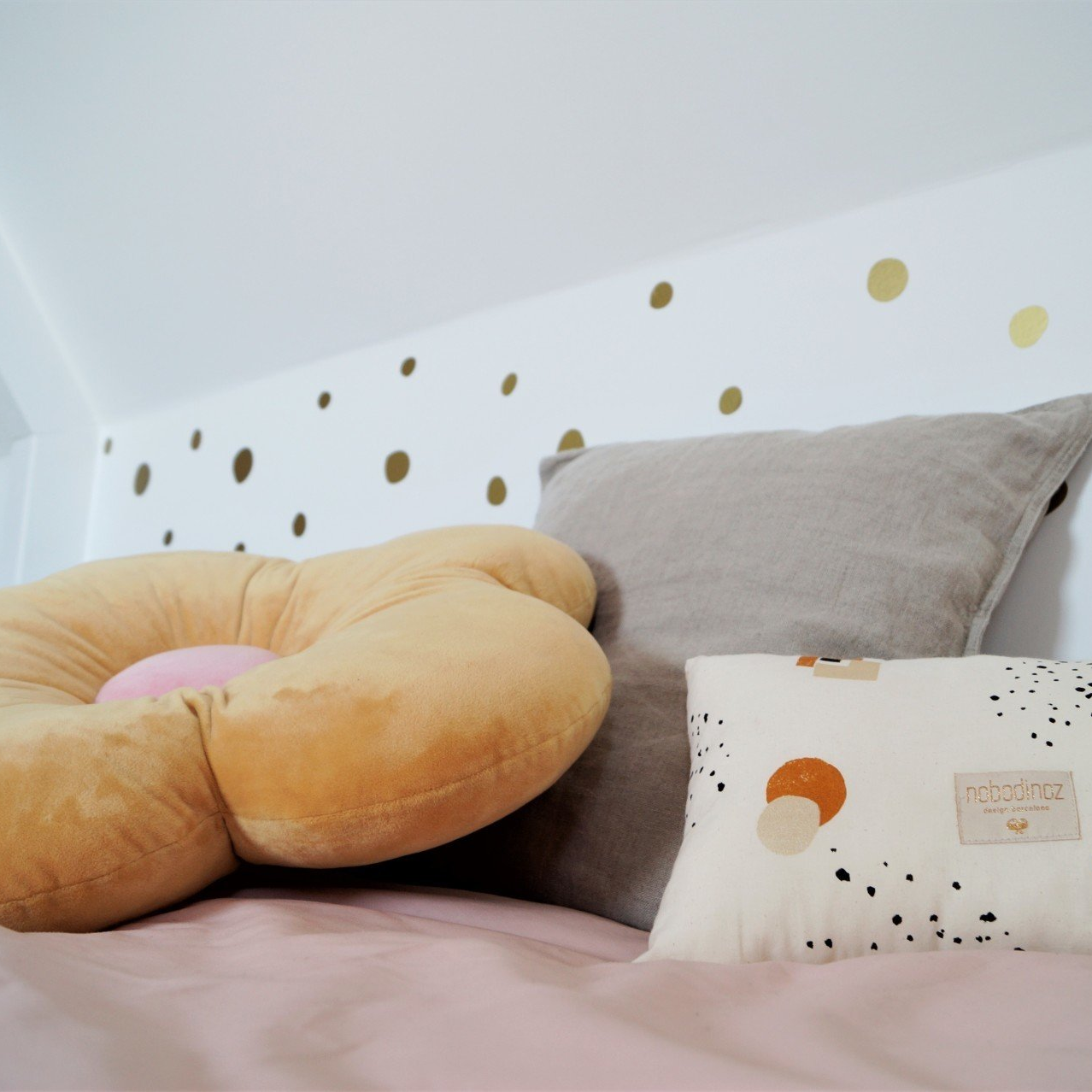 Maak het gezellig met kussens.