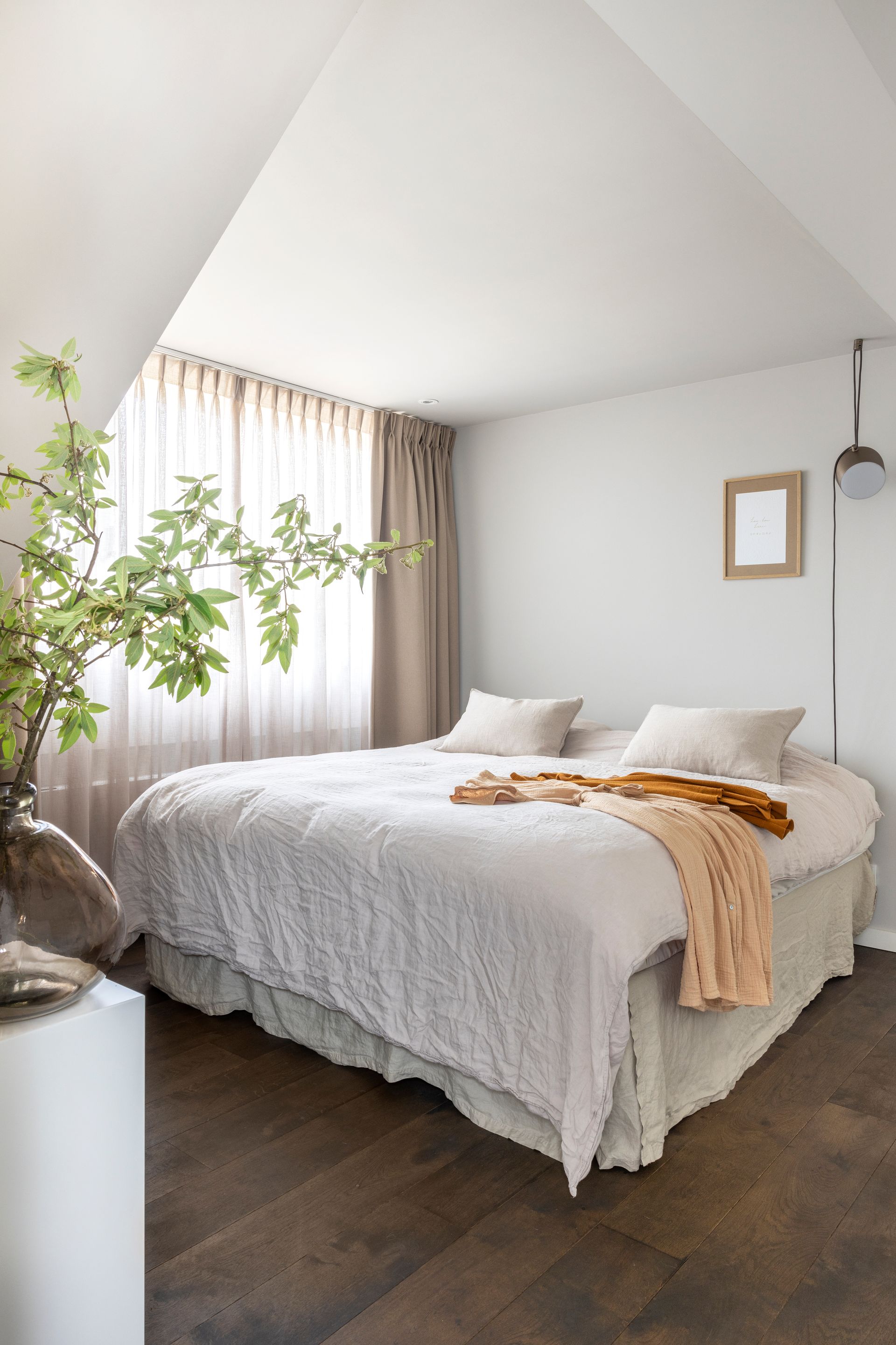 Keukenontwerp met luxe materialen wordt midden in de woning geplaatst.
